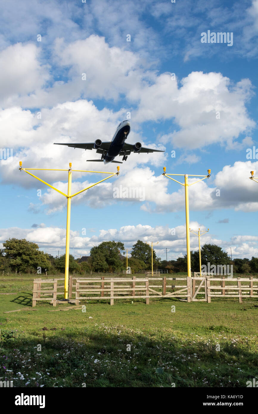 Un basso fow volare aerei jet scendendo verso l'aeroporto di Heathrow, terminale 4, in Hounslow, Middlesex, Regno Unito. Foto Stock