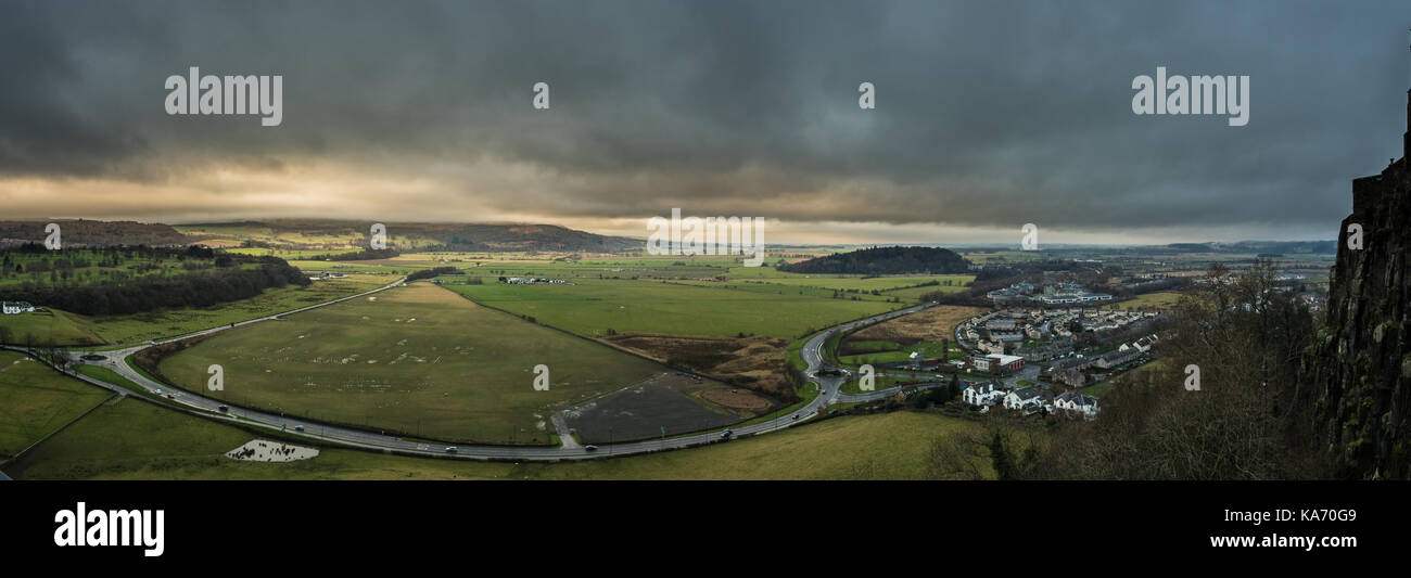 Cercando il Forth Valley e carse di Stirling dai merli del Castello di Stirling su un umido nel pomeriggio. fantastica gita al castello come mai, Foto Stock