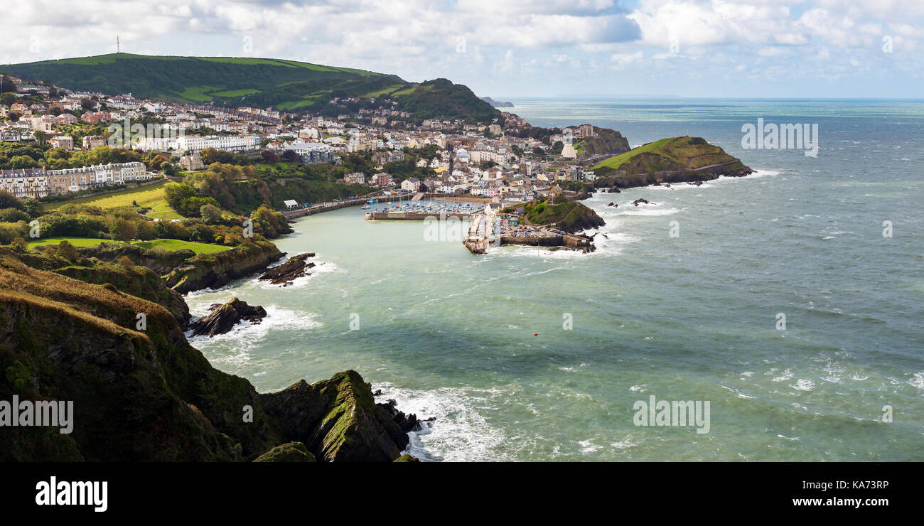 Città balneare di Ilfracombe in North Devon, in Inghilterra. Vista panoramica da alte scogliere sulla costa sud ovest percorso. Foto Stock