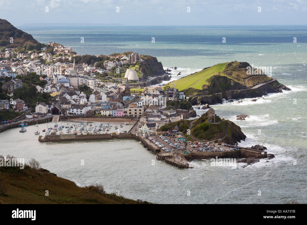 Città balneare di Ilfracombe in North Devon, in Inghilterra. Vista da alte scogliere sulla costa sud ovest percorso. Foto Stock