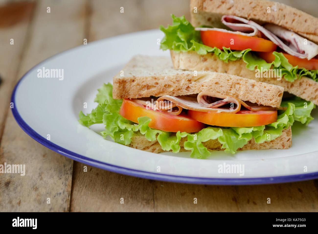 Freschi Fatti in casa club sandwich con lattuga e pomodoro Foto Stock