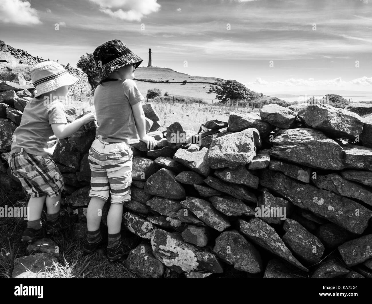 Oggi siamo andati in una spedizione fino hoad hill. I ragazzi molto correva l'intero modo up, sebbene essi erano esausti successivamente. Foto Stock