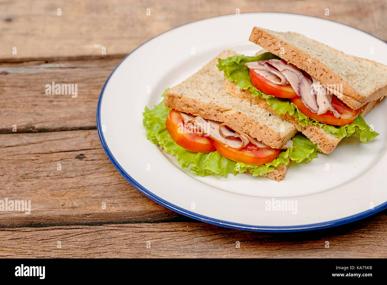 Freschi Fatti in casa club sandwich con lattuga e pomodoro Foto Stock