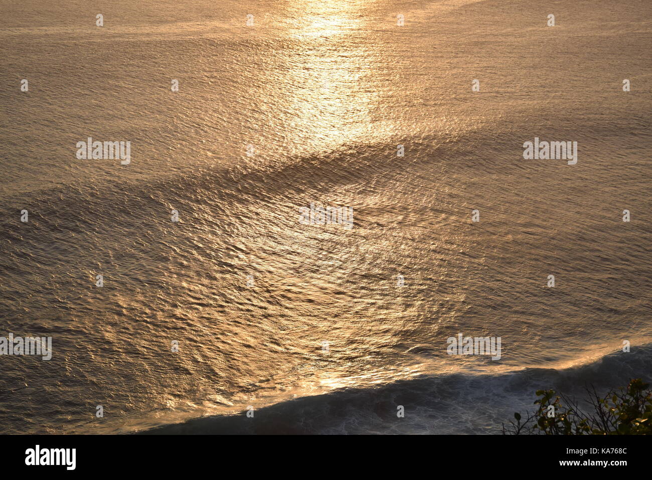 Sole, mare, le nuvole e il cielo al tramonto Foto Stock