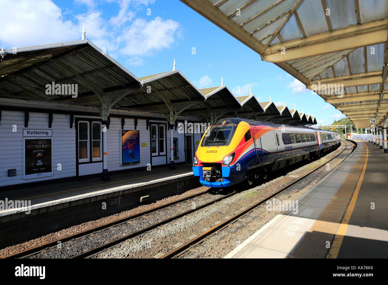 East Midlands Meridian unità, 222 022 alla stazione di Kettering, Northamptonshire County, Inghilterra; Gran Bretagna; Regno Unito Foto Stock