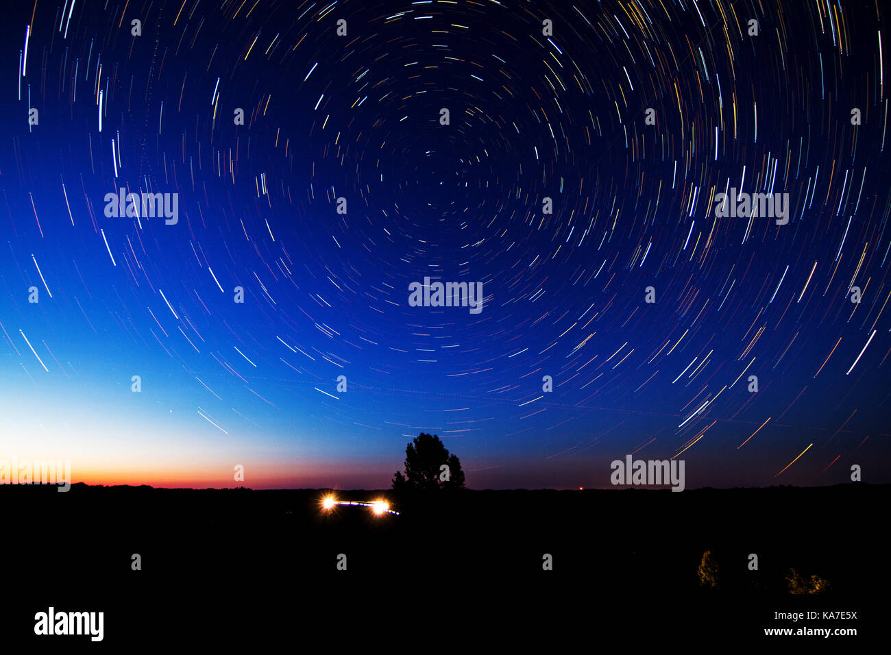 Le stelle e la via lattea appendere nel cielo notturno. Foto Stock