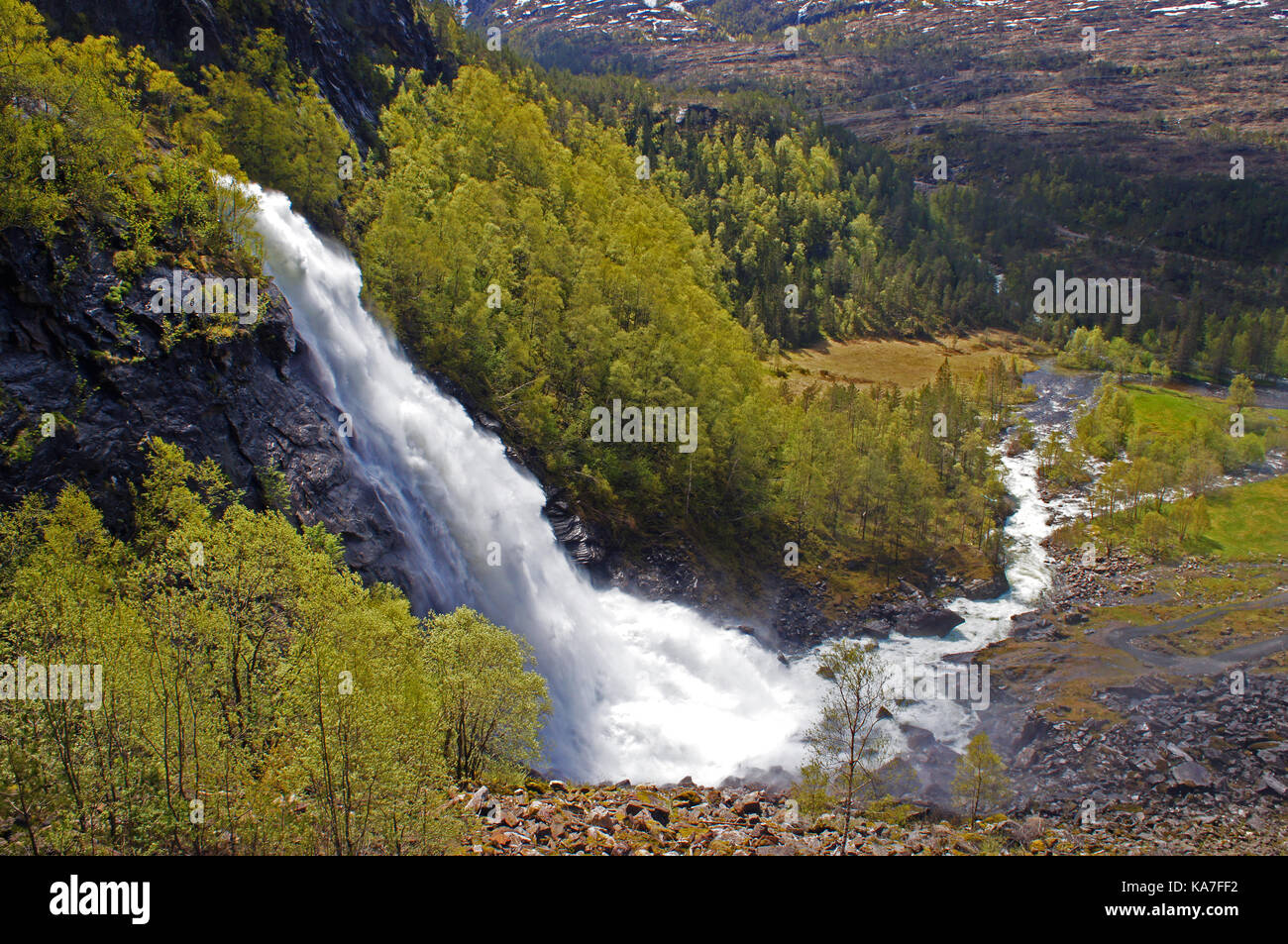 Cascata Fossen Bratte a Sannanger, Hordaland, Norvegia circondata da montagne Foto Stock