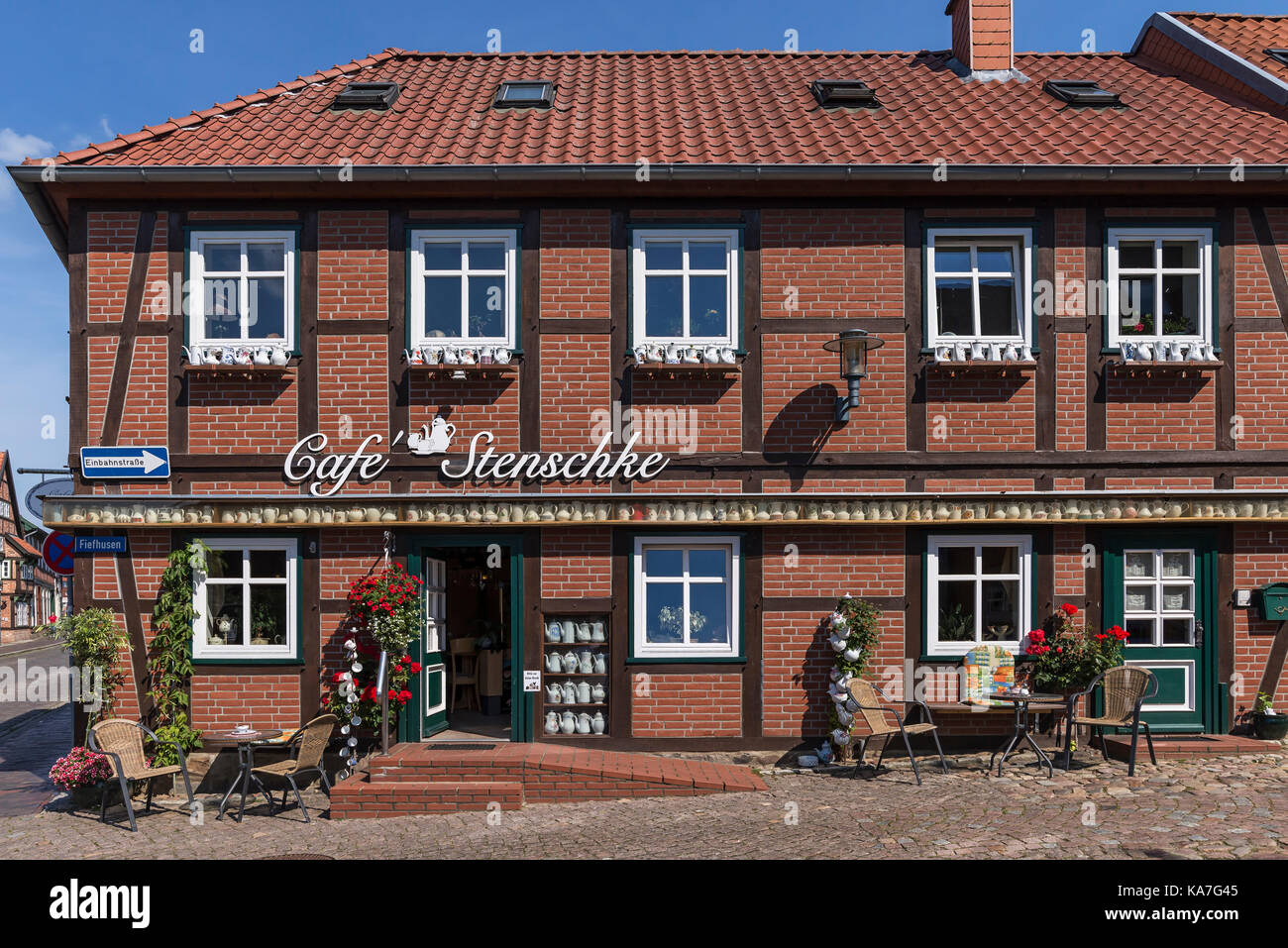 Caffè, con le pentole raccolte a façade, Boizenburg, Meclemburgo-Pomerania occidentale, Germania Foto Stock