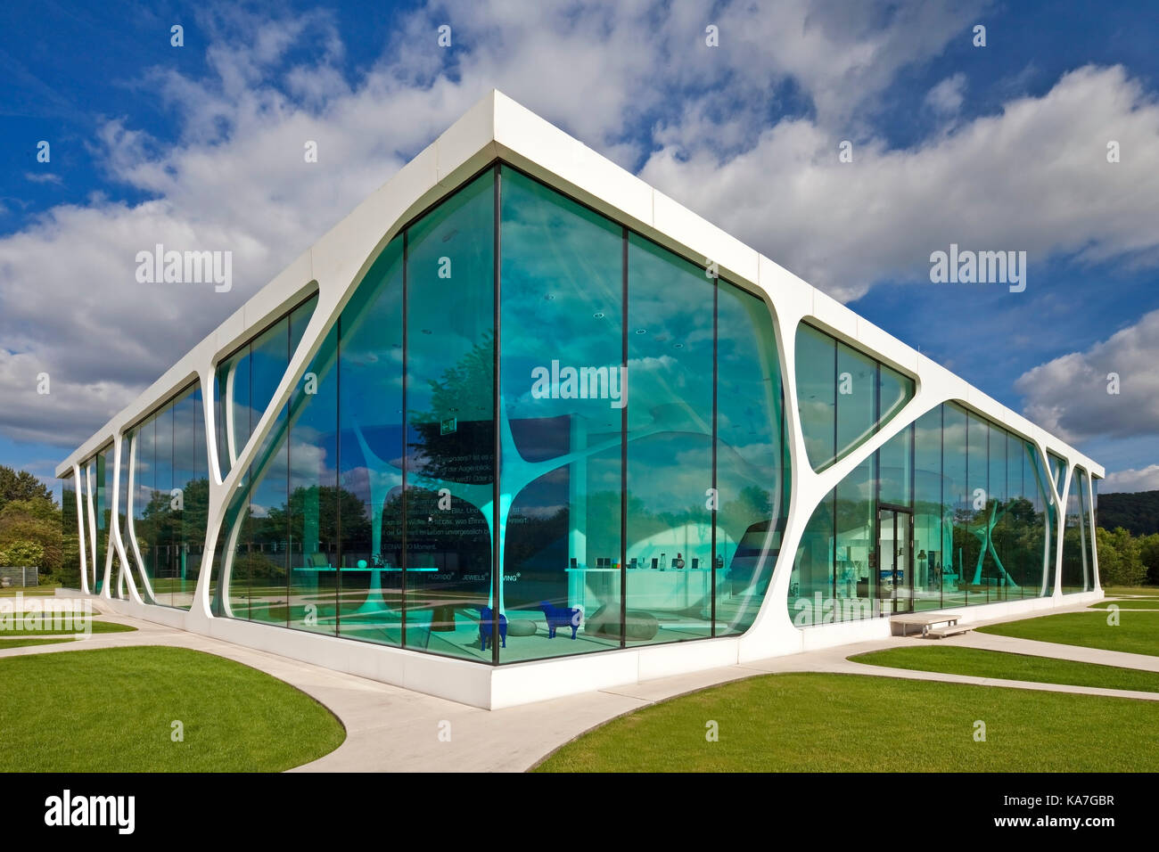 Leonardo cubo di vetro, edificio futuristico, presentazione centro, Bad Driburg, RENANIA DEL NORD-VESTFALIA, Germania Foto Stock