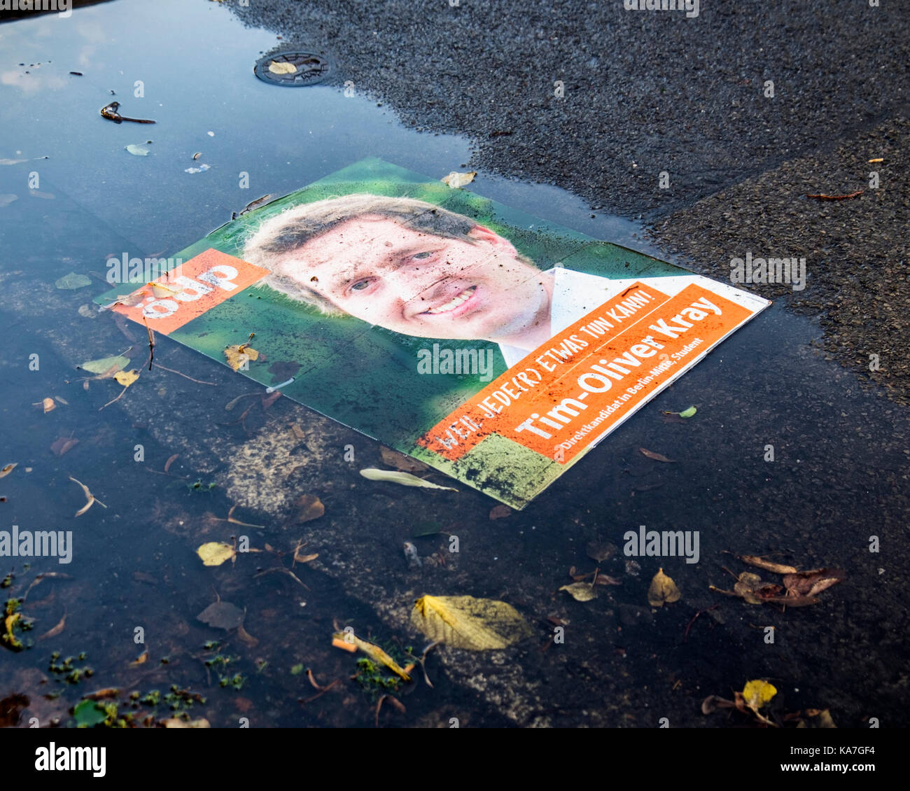 Berlino Germania Federale per l elezione è oltre.cartellone elettorale galleggiante nella pozza d'acqua in strada di città, concetto elezione postumi Foto Stock