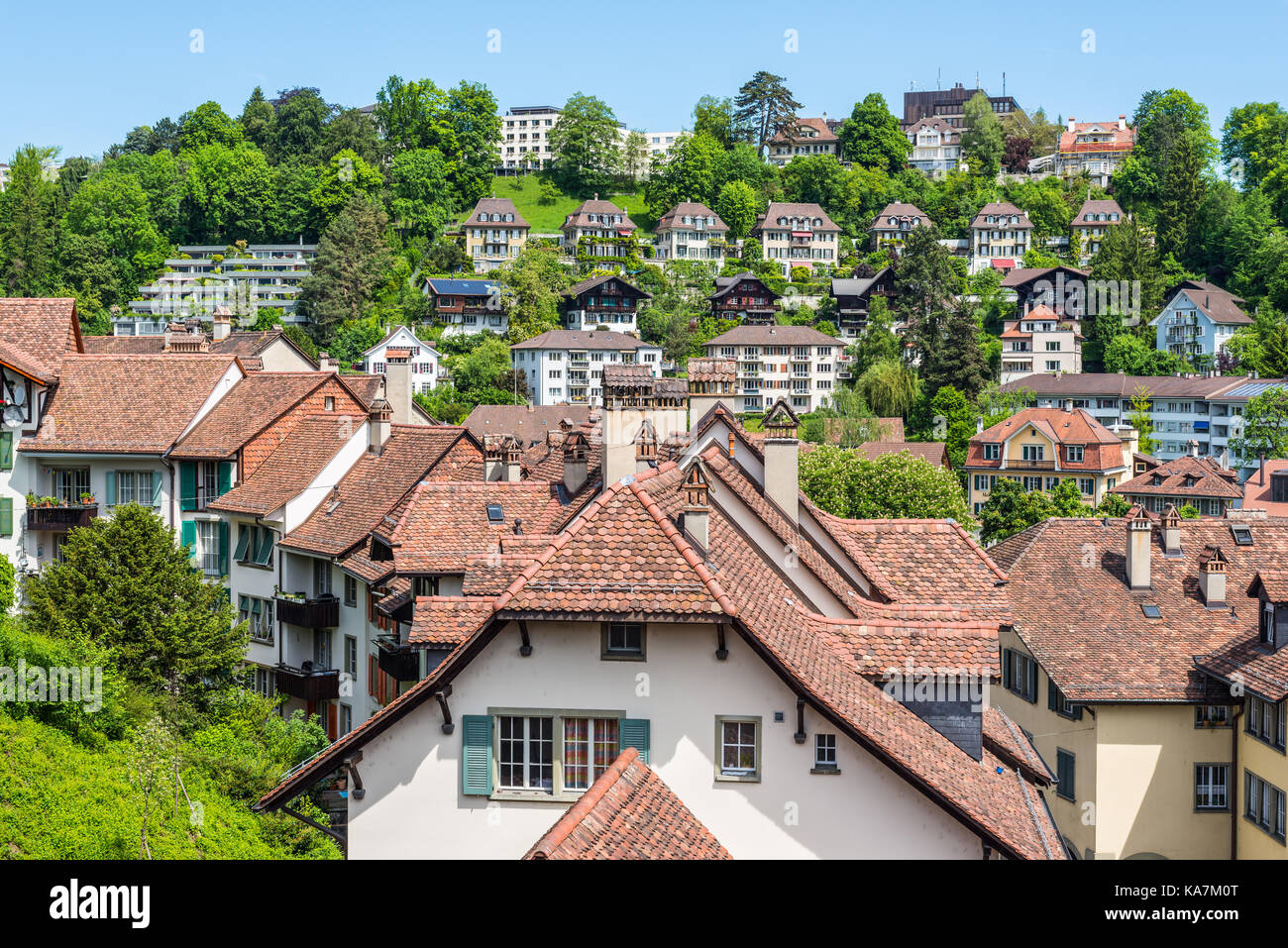 Bern, Svizzera - 26 maggio 2016: architettura della vecchia città europea medievale e tetto di tegole a Berna (Patrimonio UNESCO), la capitale della Svizzera. Foto Stock