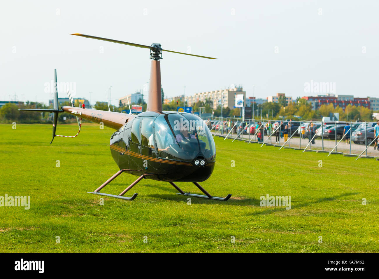 Praga, Repubblica ceca - 9,09.2017: nuovo elicottero nero utilizzare come azienda di trasporto, persone in elicottero Foto Stock