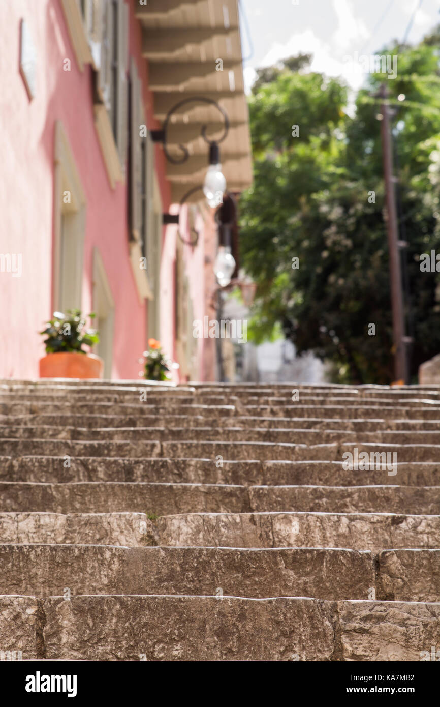 Una scalinata in un colorato vicolo di nafplio Foto Stock