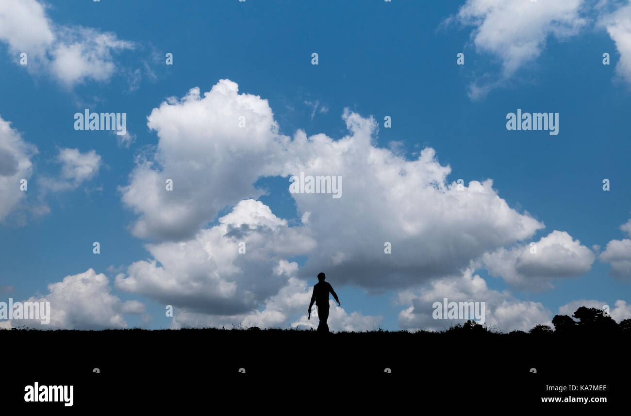 Silhouette di un camminatore su Hampstead Heath Foto Stock
