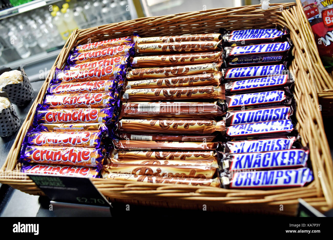 Brighton UK 25 settembre 2017 - Crunchie Bars Ripple Bars realizzati da Galaxy e Snickers Bars con nomi insoliti, ad esempio Grumpster lento in vendita alla Conferenza del Partito Laburista nel Centro di Brighton oggi Fotografia di Simon Dack Foto Stock