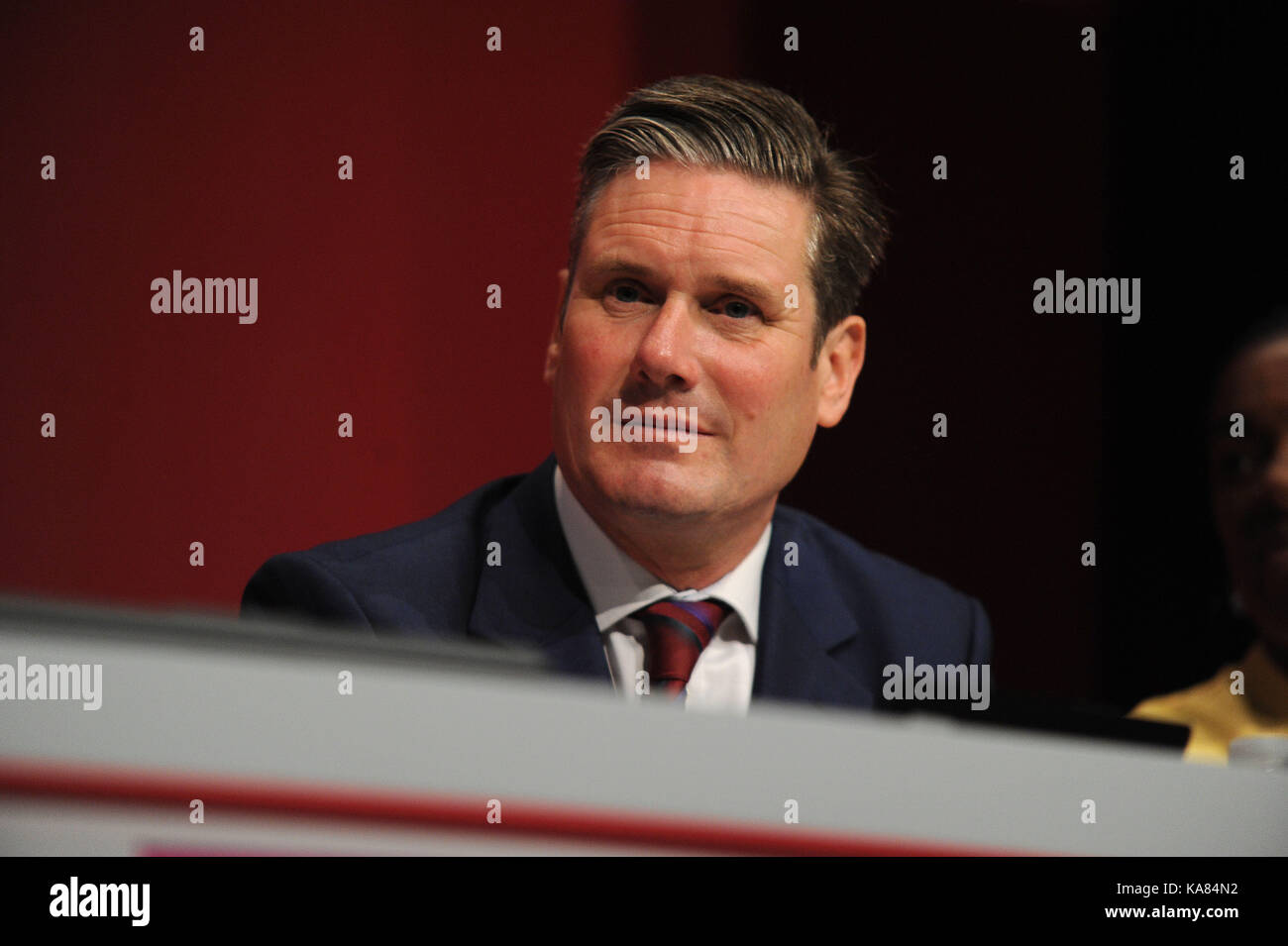 Brighton, Regno Unito. Xxv Sep, 2017. keir starmer, shadow del segretario di Stato per la chiusura dell'Unione europea, sulla piattaforma nella sessione della mattina del secondo giorno del partito laburista conferenza annuale presso il centro di Brighton. Questa conferenza è dopo le elezioni generali di giugno 2017, quando sotto la leadership di jeremy corbyn, il partito laburista ha ridotto il partito conservatore di maggioranza in parlamento risultante in un parlamento appeso. Credito: Kevin hayes/alamy live news Foto Stock