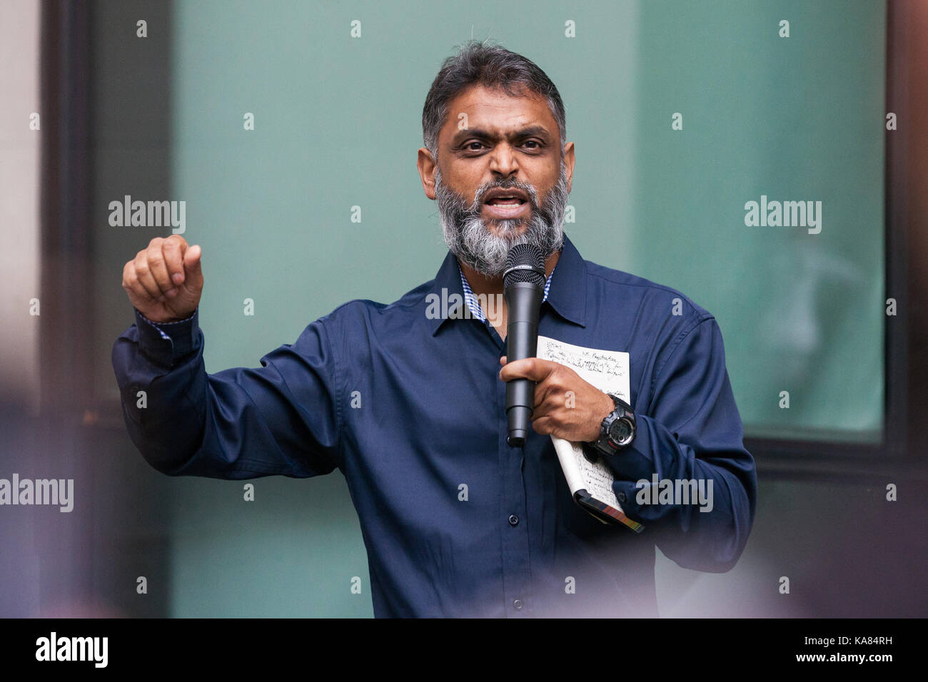 Londra, Regno Unito. Xxv Sep, 2017. moazzam begg, ex detenuti di Guantanamo e direttore di outreach di gabbia, un british libertà civili organizzazione fondata nel 2003 per proteggere i detenuti della guerra globale al terrorismo, parla al di fuori dell'audizione presso Westminster MAGISTRATES COURT DI muhammad rabbani, direttore della gabbia, che è stato caricato con "ostinatamente ostruendo o cerca di vanificare una pianificazione 7 cerca" dopo il suo arresto lo scorso novembre presso l'aeroporto di Heathrow che si rifiutava di rivelare a contro-terrorismo competenti le password richieste per sbloccare i file. Credito: mark kerrison/alamy live news Foto Stock