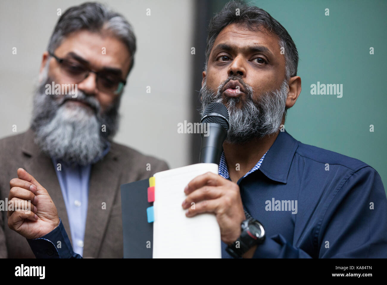 Londra, Regno Unito. Xxv Sep, 2017. moazzam begg, ex detenuti di Guantanamo e direttore di outreach di gabbia, un british libertà civili organizzazione fondata nel 2003 per proteggere i detenuti della guerra globale al terrorismo, parla al di fuori dell'audizione presso Westminster MAGISTRATES COURT DI muhammad rabbani, direttore della gabbia, che è stato caricato con "ostinatamente ostruendo o cerca di vanificare una pianificazione 7 cerca" dopo il suo arresto lo scorso novembre presso l'aeroporto di Heathrow che si rifiutava di rivelare a contro-terrorismo competenti le password richieste per sbloccare i file. Credito: mark kerrison/alamy live news Foto Stock