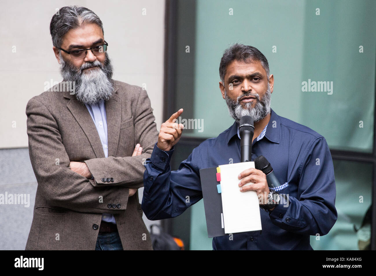 Londra, Regno Unito. Xxv Sep, 2017. moazzam begg, ex detenuti di Guantanamo e direttore di outreach di gabbia, un british libertà civili organizzazione fondata nel 2003 per proteggere i detenuti della guerra globale al terrorismo, parla al di fuori dell'audizione presso Westminster MAGISTRATES COURT DI muhammad rabbani, direttore della gabbia, che è stato caricato con "ostinatamente ostruendo o cerca di vanificare una pianificazione 7 cerca" dopo il suo arresto lo scorso novembre presso l'aeroporto di Heathrow che si rifiutava di rivelare a contro-terrorismo competenti le password richieste per sbloccare i file. Credito: mark kerrison/alamy live news Foto Stock