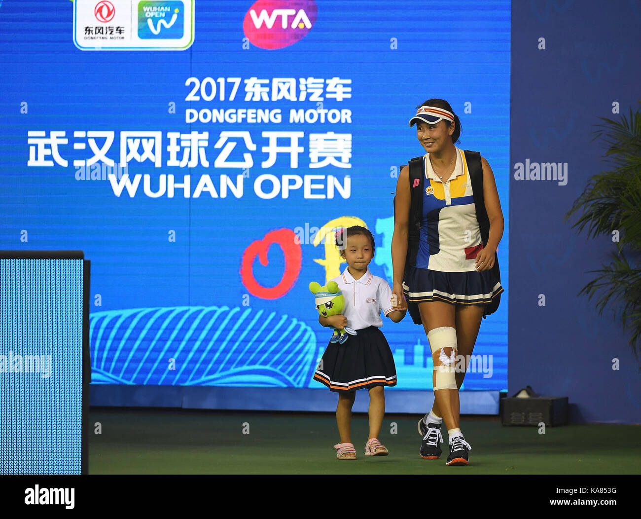 Wuhan, Cina. 25 settembre, 2017. peng shuai della Cina di passeggiate in corte con una ragazza prima singles match di primo turno contro petra kvitova della Repubblica ceca a 2017 wta wuhan aprire a Wuhan, capitale della Cina centrale della provincia di Hubei, sett. 25, 2017. Credito: xinhua/alamy live news Foto Stock