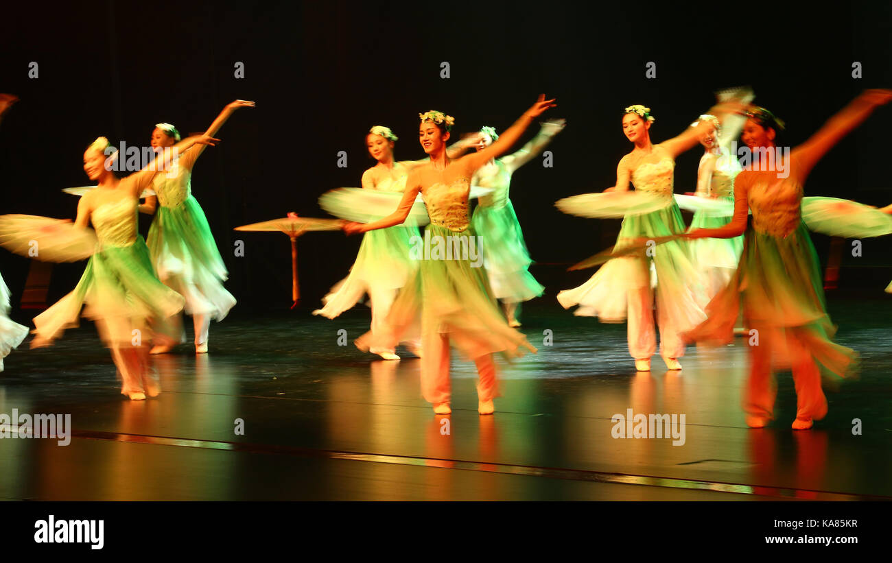 Colombo, Sri lanka. Xxv Sep, 2017. Il cinese ballerini eseguono una danza culturale a nelum pokuna Mahinda Rajapaksa Theatre, Colombo, Sri lanka. Credito: vimukthi embuldeniya/alamy live news Foto Stock