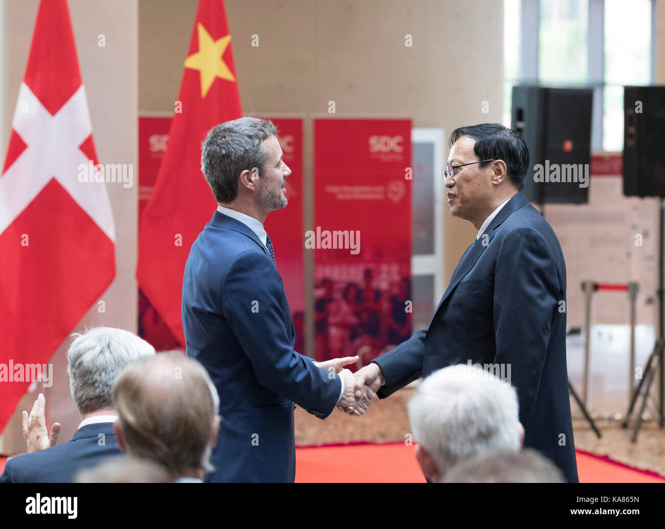 Pechino, Cina. Xxv Sep, 2017. Zhang baowen (r), vice presidente della Cina al congresso nazionale del popolo comitato permanente e la Danish Crown Prince frederik assistere alla cerimonia di inaugurazione della casa di sino-centro danese per l'educazione e la ricerca (DSC) edificio a Pechino Capitale della Cina, sept. 25, 2017. Credito: ding Hai-tao/xinhua/alamy live news Foto Stock