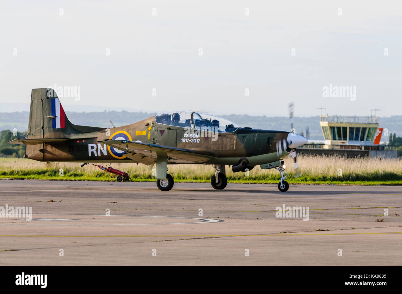 RAF Aldergrove, Irlanda del Nord. 25/09/2017 - Due Tucano aerei da addestramento 72 (R) Squadron volare in RAF Aldergrove come parte della loro le celebrazioni del centenario. Uno degli aerei è stata dipinta in una speciale livrea commemorativo della Battaglia di Bretagna Spitfire. Foto Stock