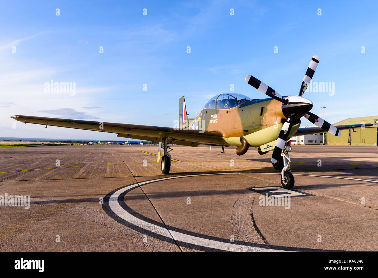 RAF Aldergrove, Irlanda del Nord. 25/09/2017 - due velivoli da addestramento di Tucano del 72 (R) Squadron volano nella RAF Aldergrove come parte delle celebrazioni centenarie. Uno degli aerei è stato dipinto in una livrea commemorativa appositamente progettata dalla Battaglia di Gran Bretagna Spitfire Foto Stock