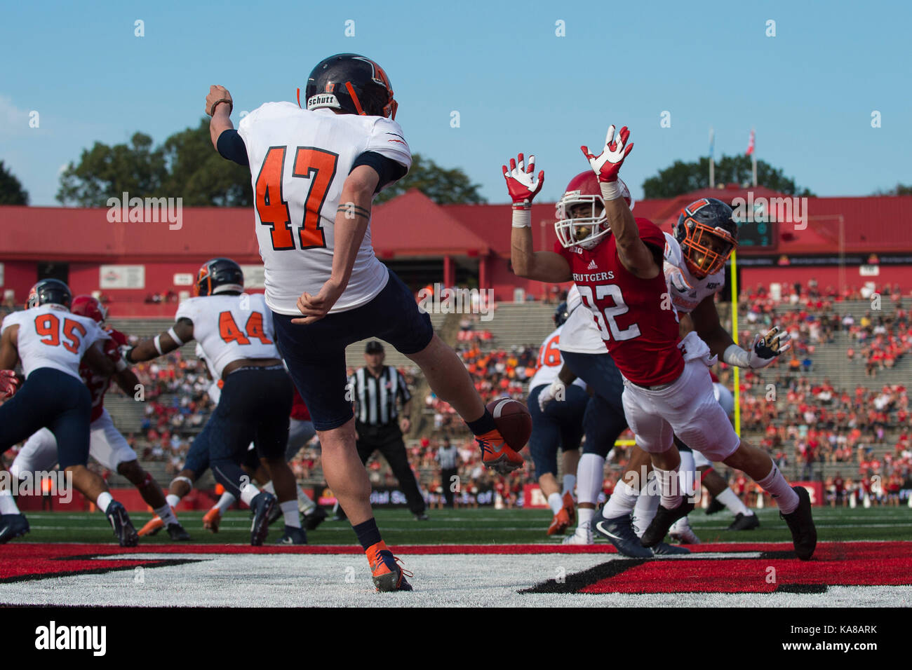 Piscataway, NJ, Stati Uniti d'America. Xvi Sep, 2017. Rutgers Scarlet Knights wide receiver Hunter Hayek (82) si estende come egli tenta di bloccare un punt in profondità nella zona di estremità da Morgan membro porta posto kicker Luca Uransel (47) durante il gioco tra la Morgan membro Orsi e la Rutgers Scarlet Knights al culmine Solutions Stadium di Piscataway, NJ. Credito: Kostas Lymperopoulos/CSM, Credito: csm/Alamy Live News Foto Stock