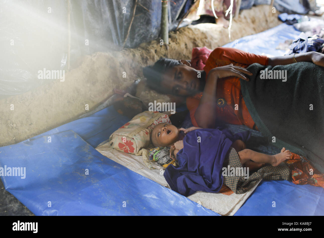 Cox's Bazar, Bangladesh. Xxv Sep, 2017. 25 settembre 2017 Cox's Bazar, bangladesh - anowara con il suo vecchio di 3 giorni e figlio a thankhali Refugee Camp di teknaf. anowara perso il marito pochi giorni fa dal Myanmar esercito per la recente bangladesh-myanmar violenza. Secondo l ONU più di 4, 36.000 rifugiati rohingya sono fuggiti dal Myanmar dalla violenza negli ultimi un mese, la maggior parte cercando di attraversare la frontiera e raggiungere il Bangladesh. le organizzazioni internazionali hanno riportato le rivendicazioni di violazioni dei diritti umani e le esecuzioni sommarie assertivamente effettuate dall'esercito birmano. Credito: k m asad/zuma filo/alamy liv Foto Stock