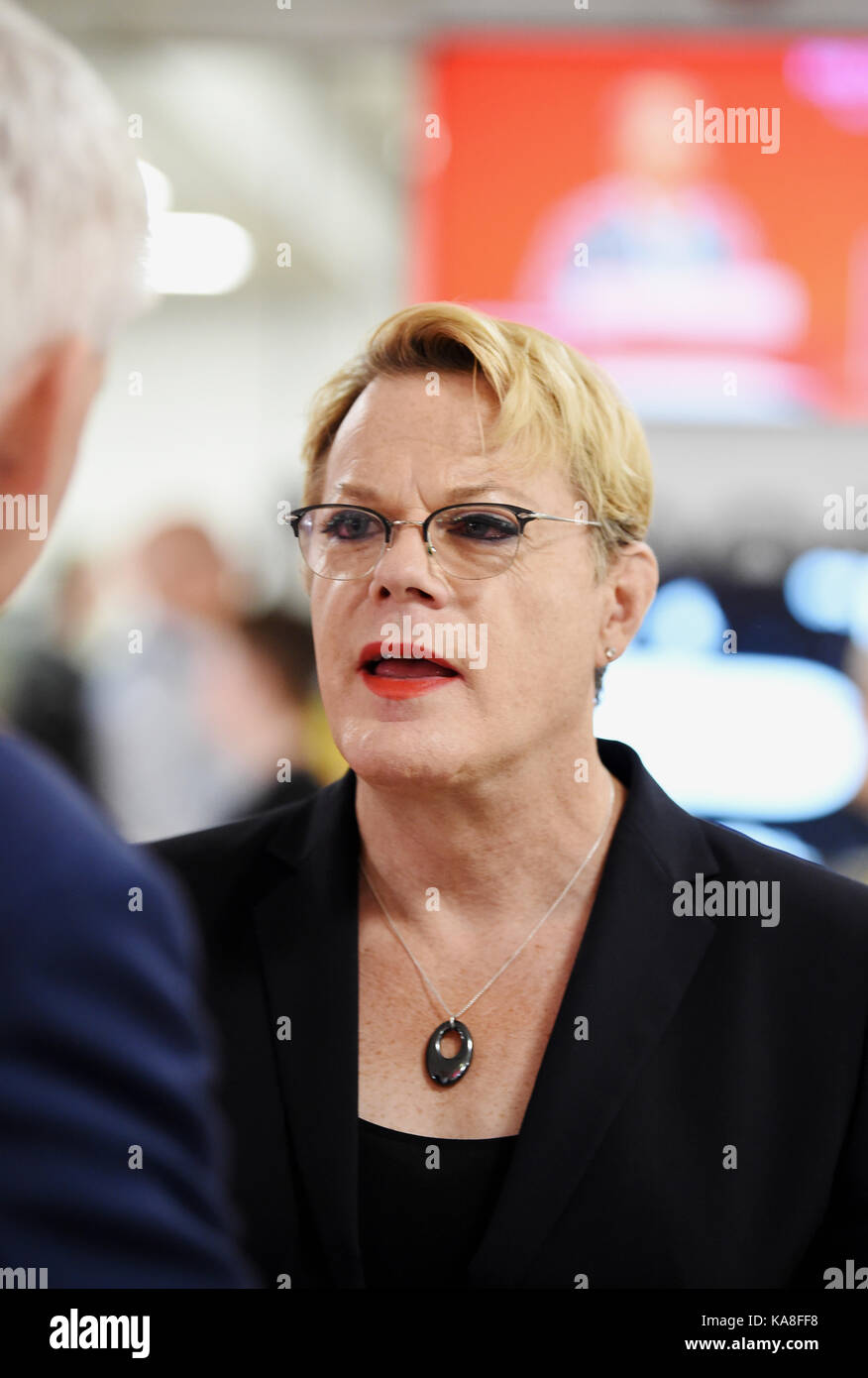 Brighton, Regno Unito. 26 Sep, 2017. Eddie Izzard il comico e ben noto sostenitore del lavoro presso il partito laburista conferenza in Brighton oggi credito: simon dack/alamy live news Foto Stock