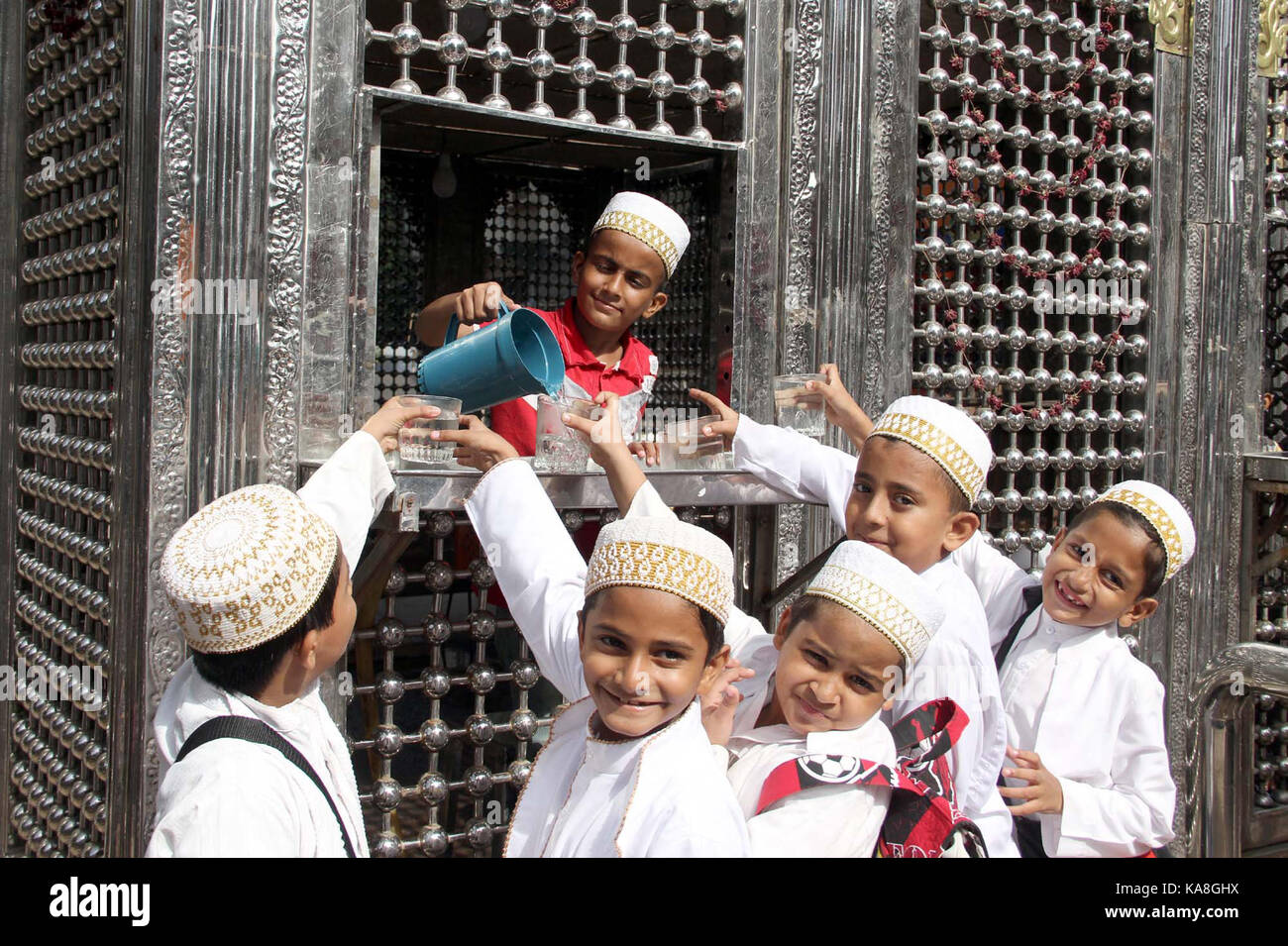 Sabeel dell imam hussain imposta dalla comunità bohra a Karachi durante muharram-ul-haram lunedì, 25 settembre 2017. Foto Stock