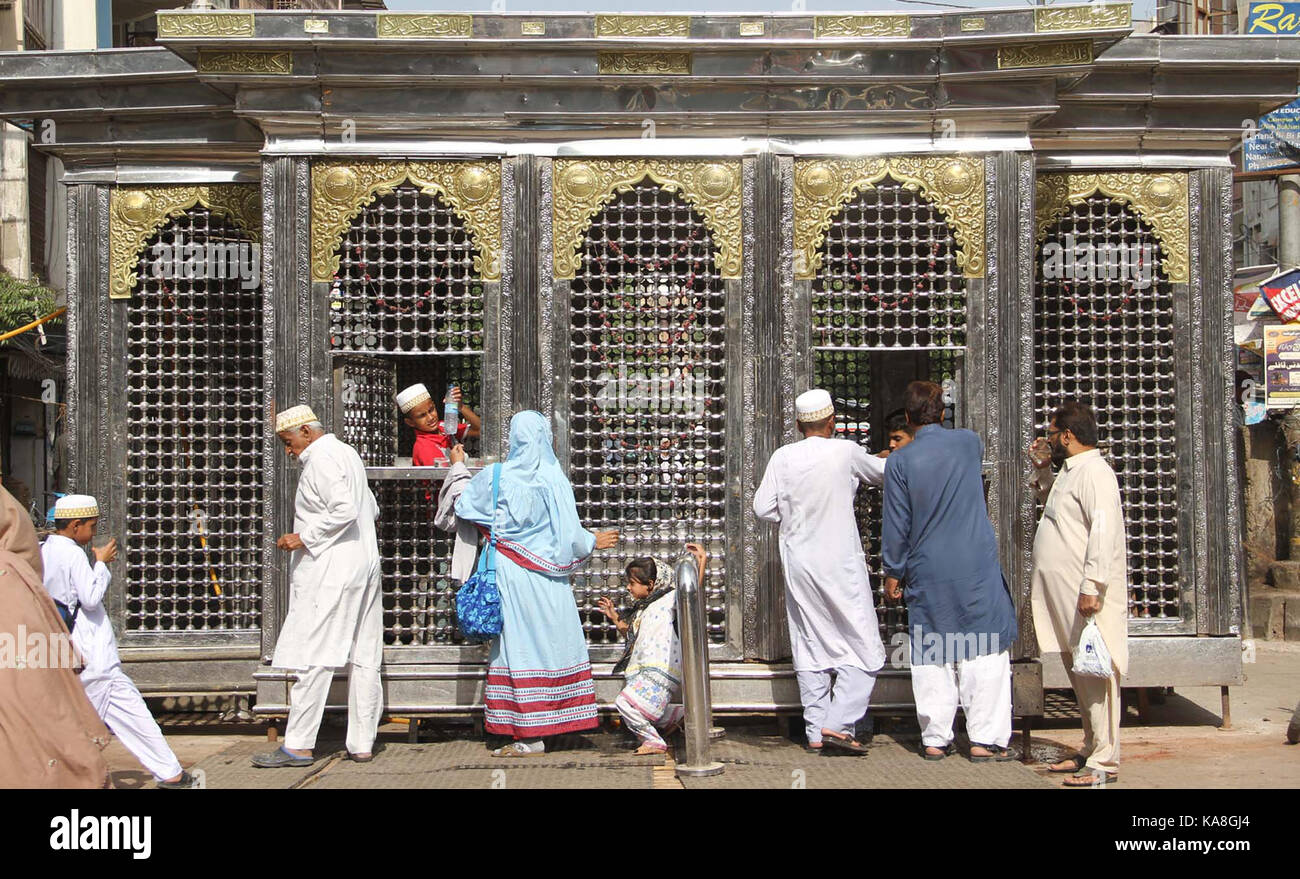 Sabeel dell imam hussain imposta dalla comunità bohra a Karachi durante muharram-ul-haram lunedì, 25 settembre 2017. Foto Stock