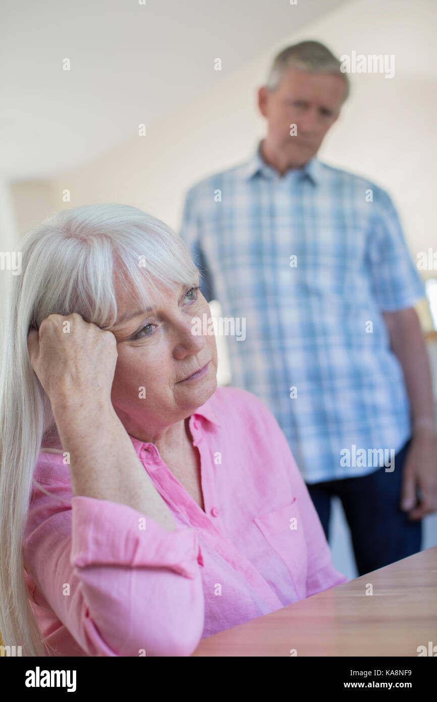 Uomo maturo consolante donna con depressione a casa Foto Stock