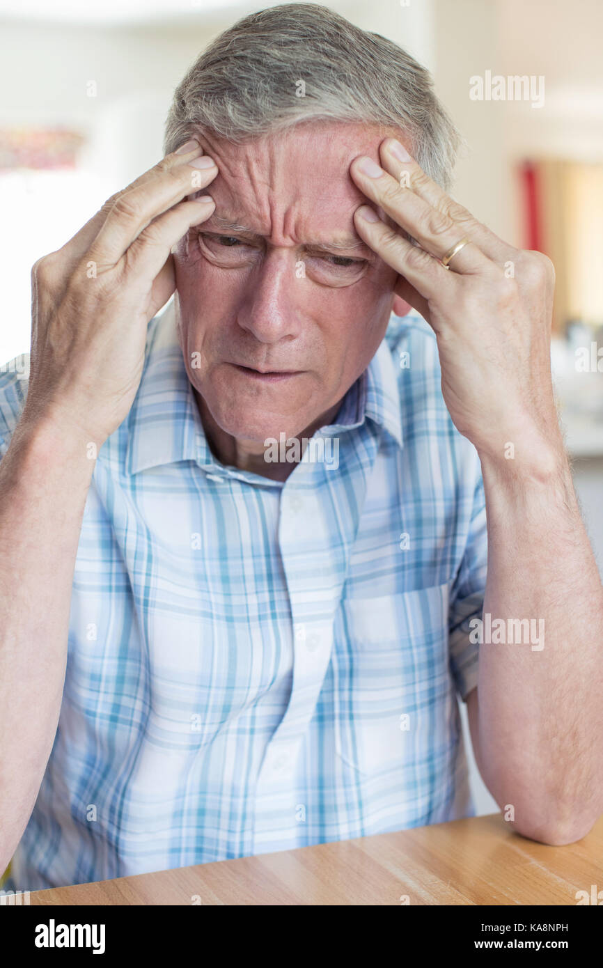 Uomo maturo che soffre di perdita di memoria Foto Stock