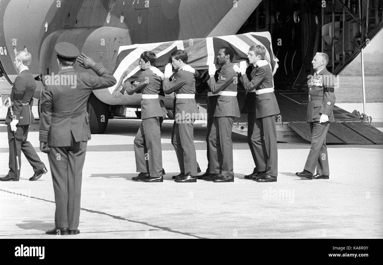 La bara contenente il corpo di Lord Mountbatten è portato da raf pallbearers a eastleigh airport. Foto Stock