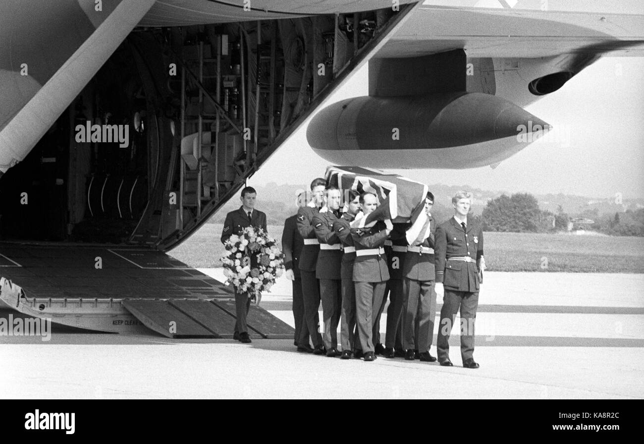 La bara contenente il corpo di Lord Mountbatten è portato da raf pallbearers a eastleigh airport. Foto Stock