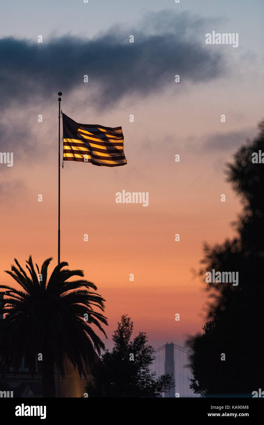 Un americano a stelle e strisce bandiera al tramonto in Fort Mason, San Francisco, California, Stati Uniti d'America Foto Stock