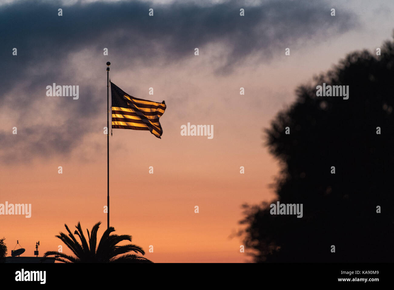 Un americano a stelle e strisce bandiera al tramonto in Fort Mason, San Francisco, California, Stati Uniti d'America Foto Stock