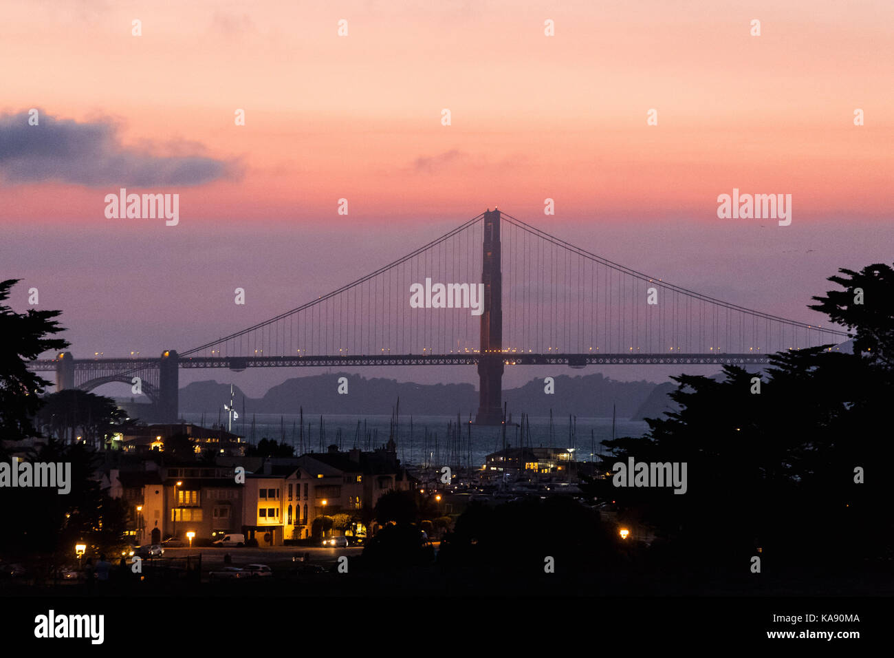 Golden Gate Bridge visto da Fort Mason al tramonto, San Francisco, California, Stati Uniti d'America Foto Stock