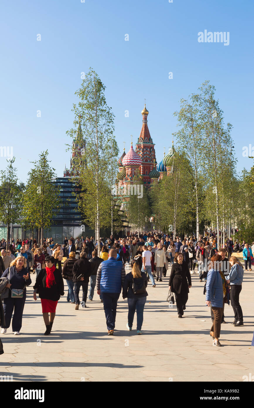 Mosca, Russia - 23 settembre. 2017. Le persone sono a piedi nel parco zaryadye Foto Stock