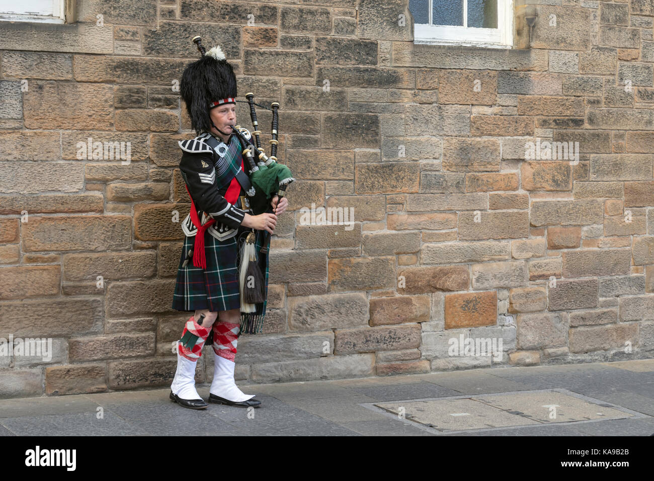 Un bagpiper in Edinbuh, Lothian, Scozia, Regno Unito Foto Stock
