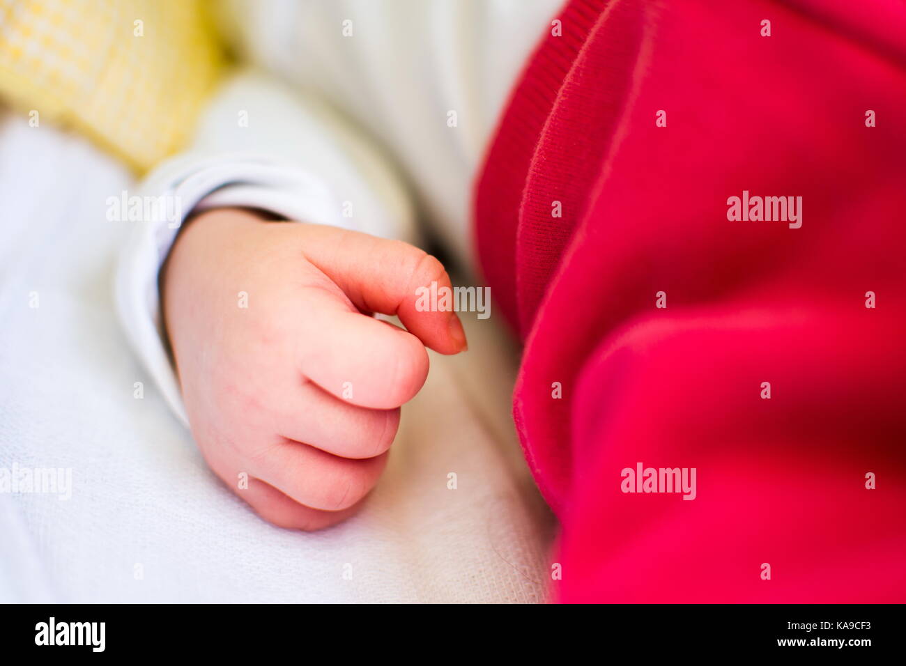 Due mesi bambina piccola mano close up Foto Stock