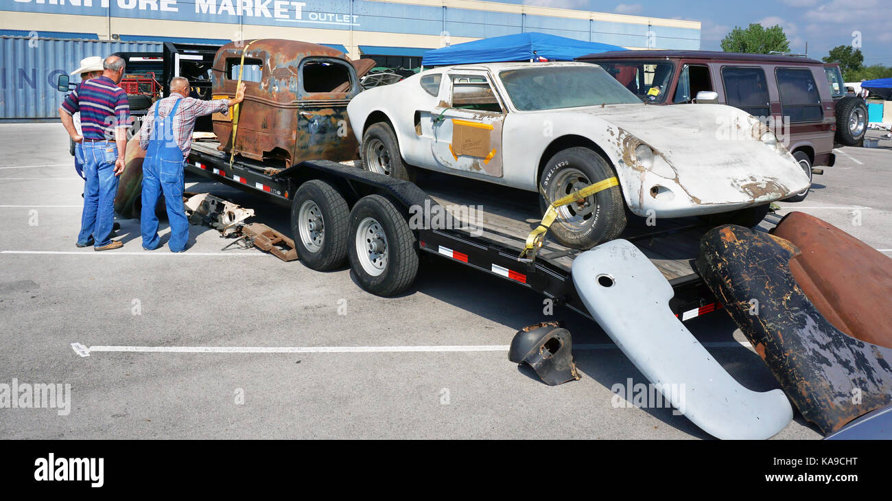 Grand Prairie,Texas- Sett.23,2017 Auto swap meet al Traders Village con acquirenti guardando le vecchie autovetture. Foto Stock