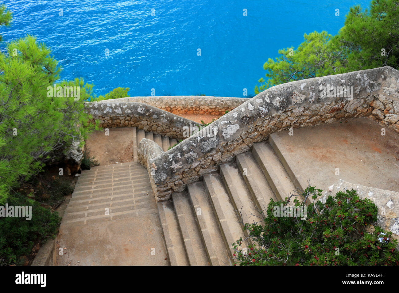 Una scala in riva al mare a maiorca cala romantica Foto Stock