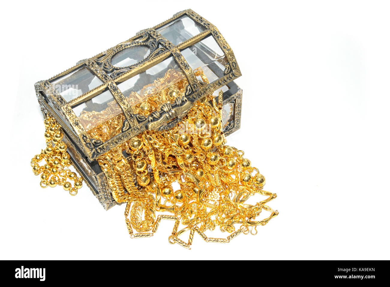 Gioielli in oro in jewel torace su sfondo bianco Foto Stock
