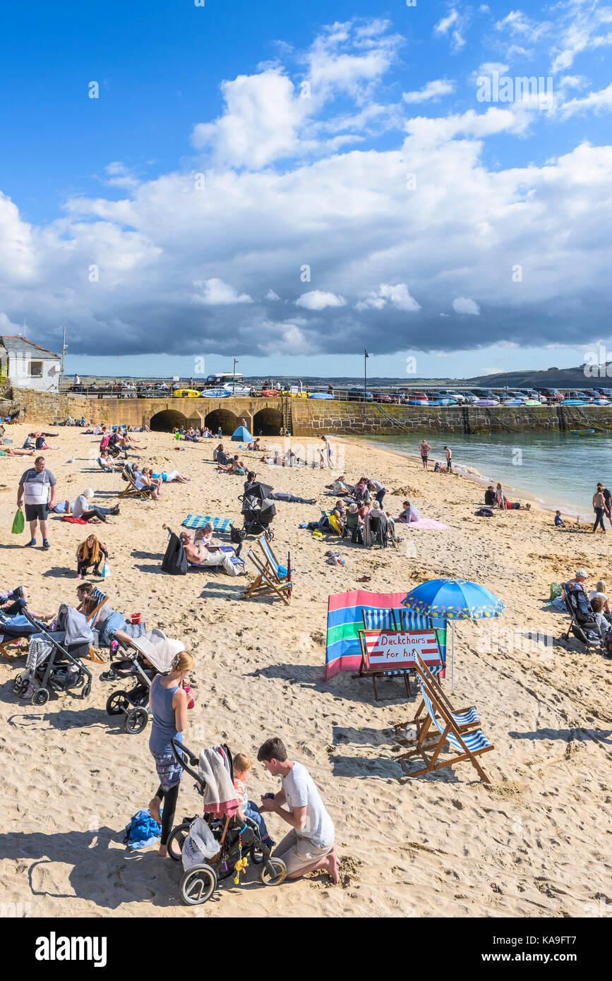 St ives - vacanzieri relax su St ives Harbour Beach di St ives cornwall. Foto Stock