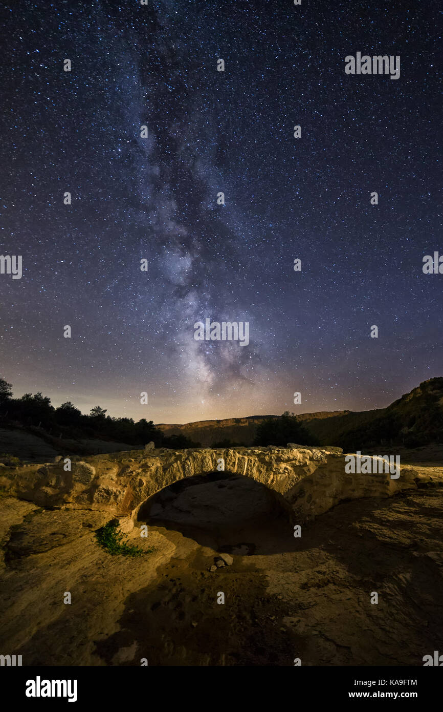 Via lattea sopra un ponte di roccia Foto Stock