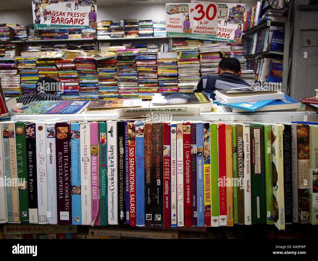 Mandaluyong city, Filippine - 24 settembre 2017: pile di tutti i tipi di materiali di lettura all'interno di un usato e l'eccedenza bookstore. Foto Stock