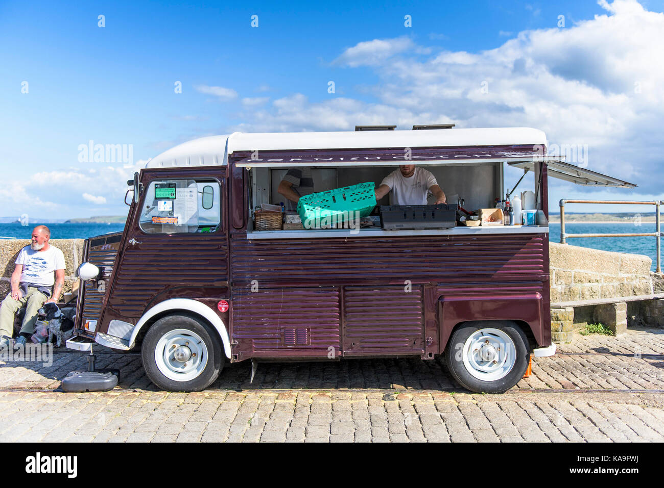 Carrello Catering - un classico vintage catering Citroen van parcheggiato su Smeatons Molo di St Ives in Cornovaglia. Foto Stock